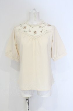 画像1: Fi.n.t / ヨークローズ刺繍プルオーバーブラウス F アイボリー O-25-04-30-1124-CA-BL-OW-OS