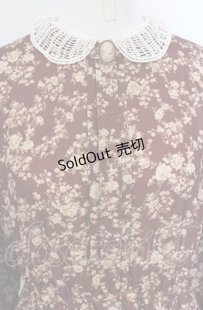画像2: 【SALE】an another angelus / カメオブローチ付き壁紙花柄ワンピース  ボルドー O-25-04-30-2044-CA-OP-IG-ZT094 (2)