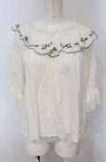 an another angelus / ローズ刺繍オフショルブラウス  オフシロ O-25-04-30-2009-CA-BL-IG-OS