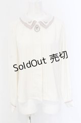 Fi.n.t / レリーフローズ刺繍ダブルカラーブラウス  アイボリー×ピンクベージュ O-25-04-30-2014-CA-BL-IG-OS