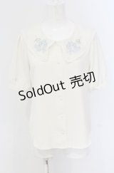 Fi.n.t / デルフィニウム刺繍ビッグカラーブラウス  アイボリー O-25-04-30-2017-CA-TO-IG-OS