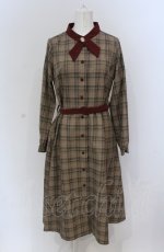 画像1: 【SALE】Fi.n.t / カメオ付きクロスボウタイチェックワンピース【洗える】  ブラウン O-25-04-30-2018-CA-OP-IG-ZT227 (1)