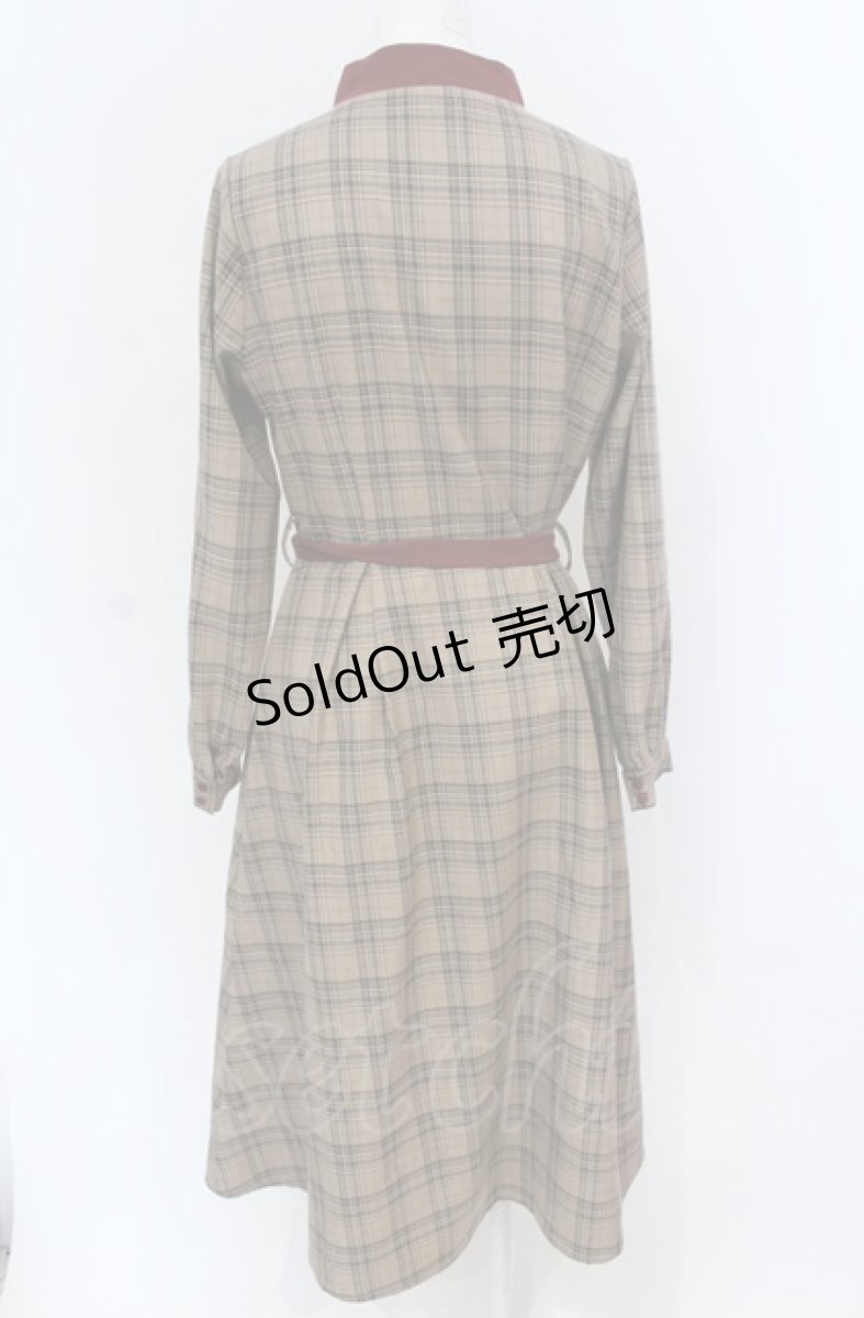 画像2: 【SALE】Fi.n.t / カメオ付きクロスボウタイチェックワンピース【洗える】  ブラウン O-25-04-30-2018-CA-OP-IG-ZT227 (2)