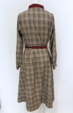 画像2: 【SALE】Fi.n.t / カメオ付きクロスボウタイチェックワンピース【洗える】  ブラウン O-25-04-30-2018-CA-OP-IG-ZT227 (2)