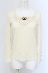 axes femme / プチ薔薇インナーカットソー M アイボリー O-25-04-30-2029-AX-TO-IG-OS