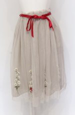 画像1: 【SALE】Fi.n.t / フラワー刺繍チュールスカート/マイメロディ  ベージュ×アカ O-25-09-03-1011-CA-SK-IG-ZT008 (1)