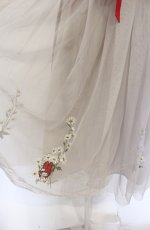 画像2: 【SALE】Fi.n.t / フラワー刺繍チュールスカート/マイメロディ  ベージュ×アカ O-25-09-03-1011-CA-SK-IG-ZT008 (2)