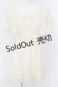 axes femme / ラッフルスリーブレース配色チュニック  アイボリー O-25-05-12-040-AX-TO-IG-OS