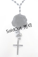 INGEBORG / 十字架カメリアネックレス  クロ O-25-05-14-046-LO-AC-IG-OS