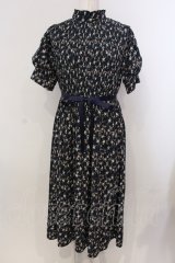 Maison de FLEUR Petite Robe / 花柄プリーツドレス  ネイビー O-25-05-15-065-EL-OP-OW-ZS