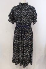 画像1: 【SALE】Maison de FLEUR Petite Robe / 花柄プリーツドレス  ネイビー O-25-05-15-065-EL-OP-OW-ZT029 (1)