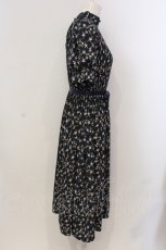 画像2: 【SALE】Maison de FLEUR Petite Robe / 花柄プリーツドレス  ネイビー O-25-05-15-065-EL-OP-OW-ZT029 (2)