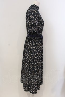 画像2: Maison de FLEUR Petite Robe / 花柄プリーツドレス  ネイビー O-25-05-15-065-EL-OP-OW-OS