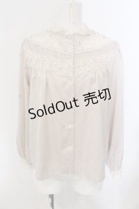 an another angelus / スカラップレース使いサテンブラウス F ベージュ O-25-05-20-039-CA-BL-OW-OS