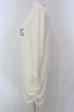 画像2: INGEBORG / サイドギャザーロゴロングカットソー 11 アイボリー O-25-05-22-056-LO-TO-IG-ZI (2)