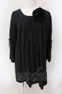 INGEBORG / コサージュつきフロッキーチュニック  クロ O-25-05-26-008-LO-TO-IG-ZI