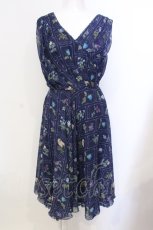 画像1: 【SALE】axes femme / スカーフ付き植物図鑑ワンピース  ネイビー O-25-05-29-034-AX-OP-IG-ZT131 (1)