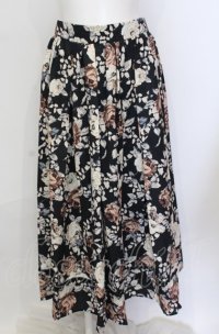 axes femme NOSTALGIE / 絵画風ローズ柄スカート F クロ O-25-05-31-1081-AX-SK-OW-ZT461