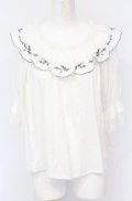 an another angelus / スカラップ刺繍プルブラウス F シロ O-25-05-31-1028-CA-BL-OW-OS