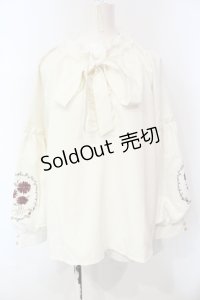 axes femme / ガーベラ刺繍ボリューム袖ブラウス  アイボリー O-25-06-12-048-AX-BL-IG-OS