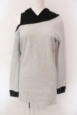 画像1: NieR CLOTHING / ONE-SHOULDER BICOLOR LAYERED PARKA パーカー  グレー×ブラック O-25-06-16-041-PU-TO-IG-ZT008 (1)
