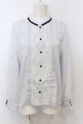 axes femme / ブローチ付きスタンドブラウス L サックス O-25-06-21-049-AX-BL-IG-OS