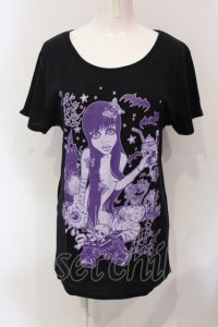 HELL CAT PUNKS / ガールプリントTシャツ  ブラック×パープル O-25-06-21-088-PU-TS-IG-ZY
