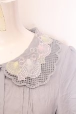 画像2: Fi.n.t / シェル刺繍ブラウス  グレー O-25-06-30-034-CA-BL-IG-ZT036 (2)