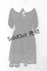 LISTEN FLAVOR / 薔薇とアンク刺繍ギャザーワンピース F ブラック×ホワイト O-25-07-07-087-PU-OP-OW-OS