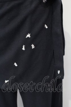 画像2: INGEBORG / うさぎ刺繍エプロン付きパンツ  ブラック O-25-07-17-006-LO-PA-IG-OS