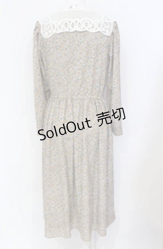 画像3: an another angelus / レース衿小花柄ロングワンピース  ベージュ O-25-07-21-004-CA-OP-OW-ZT106 (3)
