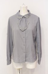 an another angelus / カットワーク刺繍ジャボ付きブラウス  ブルーグレー O-25-07-21-010-CA-BL-OW-ZT0731D