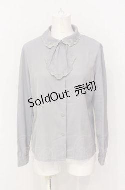 画像1: an another angelus / カットワーク刺繍ジャボ付きブラウス  ブルーグレー O-25-07-21-010-CA-BL-OW-ZT0731D