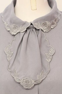 画像2: an another angelus / カットワーク刺繍ジャボ付きブラウス  ブルーグレー O-25-07-21-010-CA-BL-OW-OS