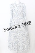axes femme POETIQUE / トワルドジュイ風柄ワンピース  オフ×ブルー O-25-07-23-052-AX-OP-IG-OS
