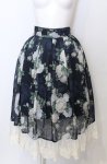 画像1: axes femme / ラフィネローズ柄タックスカート  ネイビー O-25-07-23-067-AX-SK-IG-ZT508 (1)