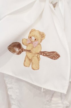 画像2: axes femme kawaii / スプーン持ちのクマさんブラウス  シロ O-25-07-24-041-AX-BL-IG-OS