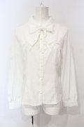 axes femme POETIQUE / キャットブローチ付ブラウス  シロ O-25-07-24-052-AX-BL-IG-OS