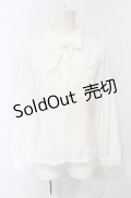 axes femme POETIQUE / キャットブローチ付ブラウス  シロ O-25-07-24-052-AX-BL-IG-OS