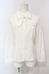 axes femme POETIQUE / キャットブローチ付ブラウス  シロ O-25-07-24-052-AX-BL-IG-OS
