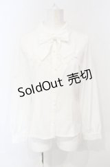 axes femme POETIQUE / キャットブローチ付ブラウス  シロ O-25-07-24-052-AX-BL-IG-OS