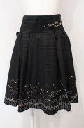 Amavel / 星座刺繍入り　チェック柄BACKリボンスカート  クロ O-25-07-24-067-CA-SK-IG-OS