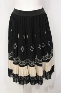 axes femme / パネル刺しゅうプリーツスカート  クロ×アイボリー O-25-07-26-079-AX-SK-IG-ZT507