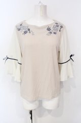axes femme / 鍵×本刺繍チューリップ袖プルオーバー  ベージュ O-25-07-26-093-AX-TO-IG-OS