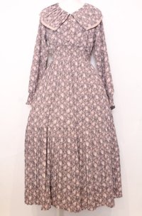 an another angelus / プリーツビッグカラー花柄ワンピース  ピンク系 O-25-07-27-053-CA-OP-OW-ZT040