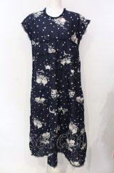 KANEKO ISAO / ローズシルエットノースリーブ段々ワンピース  ネイビー O-25-07-28-077-EL-OP-IG-OS