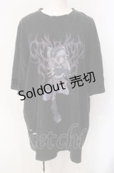 TRAVAS TOKYO / ×kuuaイラスト半袖Tシャツ  ブラック O-25-07-29-055-PU-TS-IG-OS