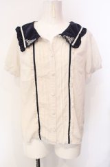 axes femme POETIQUE / 襟刺繍ピンタックブラウス  アイボリー×ネイビー O-25-07-29-071-AX-BL-IG-OS