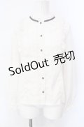 axes femme POETIQUE / リボンブローチ付きブラウス  アイボリー×ネイビー O-25-07-29-081-AX-BL-IG-OS