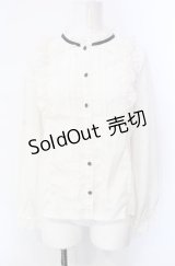 axes femme POETIQUE / リボンブローチ付きブラウス  アイボリー×ネイビー O-25-07-29-081-AX-BL-IG-OS